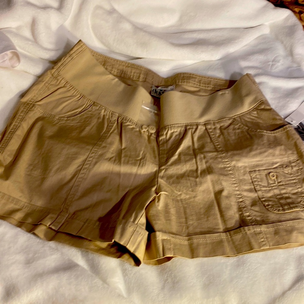 NEW duo size Large under belly maternity shorts.